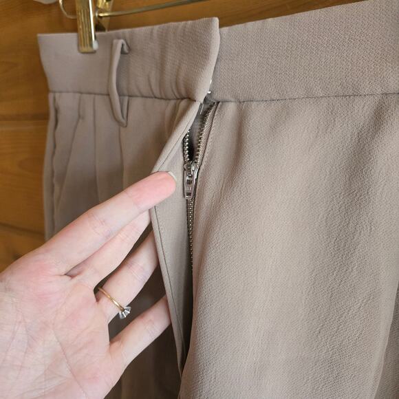 Aritzia Effortless Short Mid Thigh Crepette High Rise 4 Nomad Taupe Wilfred - Picture 4 of 7